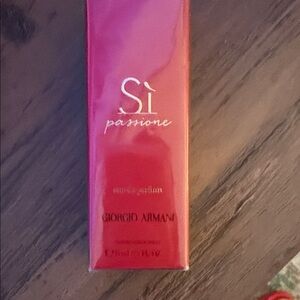 Giorgio Armani Sì Passione Eau de Parfum - Vibrant Red